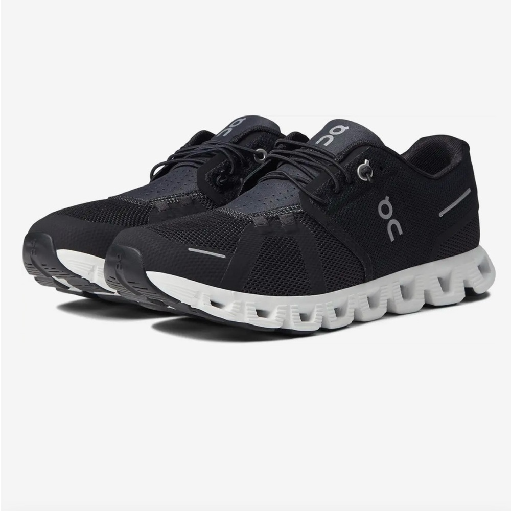 On Cloud 5 Women’s Running Shoe Black white bottom Size 6.5